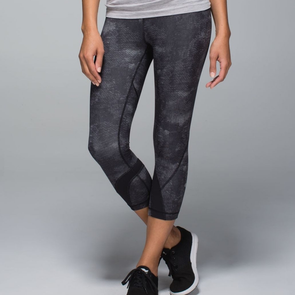 EUC 💎 Lululemon Run: Inspire Crop II *All Full-On LuxtremeSequin Snake Slate